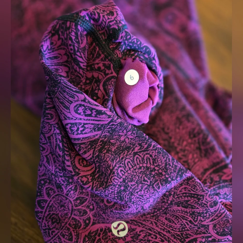 Lululemon Wunder Under Crop Antique Paisley Fuschia/Black paisley‎ leggings, 6